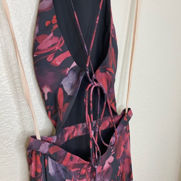 Fame and Partners Abstract Print Open Back Gown w/ Slit Wedding Guest | Size 0 - Picture 5 of 10